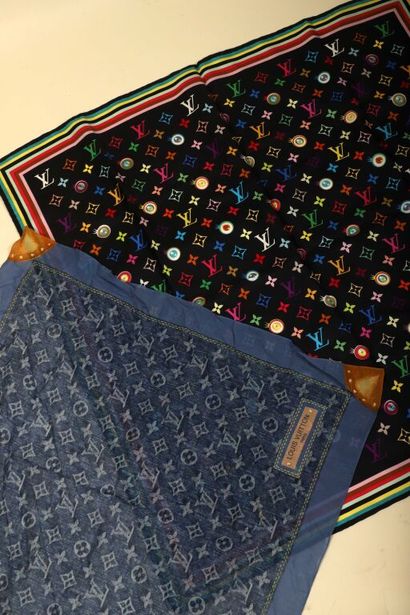 LOUIS VUITTON.
Lot de deux foulards en soie...