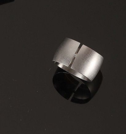 NIESSING. B18 tension model.
Large ring in...