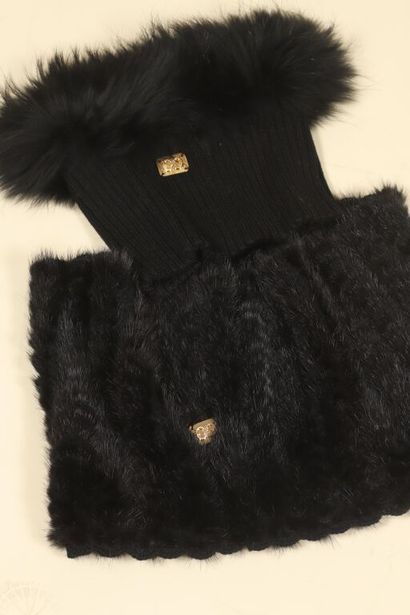 ROBERTO CAVALLI.
Lot de deux cache-nez :...