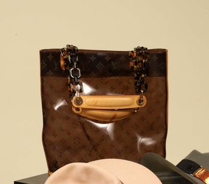 LOUIS VUITTON. 
Sac Ambre en vinyle transparent,...