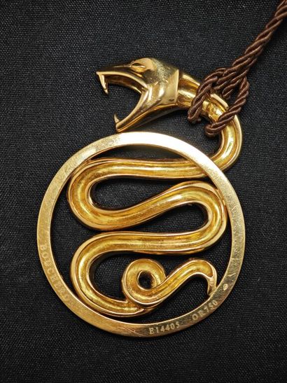 BOUCHERON. 
Pendentif en or jaune 750‰ présentant...