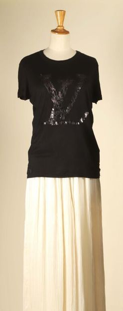 LOUIS VUITTON.
Lot including: 
- T-shirt...