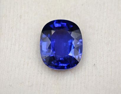 * Tanzanite sur papier de couleur intense,...
