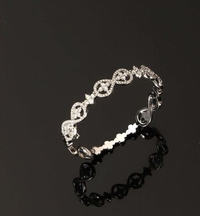 * ALEXANDRA ROSIER.
Bracelet rigide ouvrant...