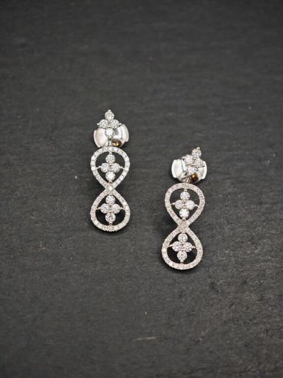 * ALEXANDRA ROSIER.
Paire de pendants d'oreilles...