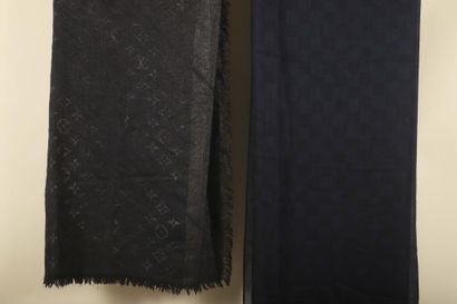 LOUIS VUITTON.
Lot de deux étoles unisexes...