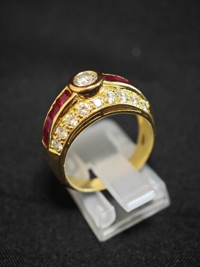 Yellow gold 750‰ band ring set with a brilliant-cut...