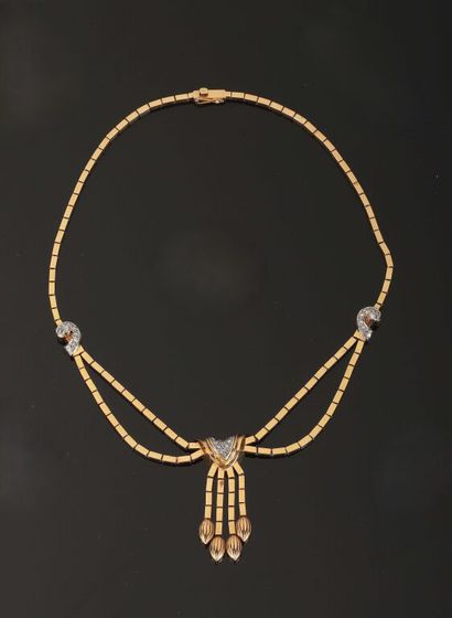 Collier en or jaune 750‰ et platine 950‰...