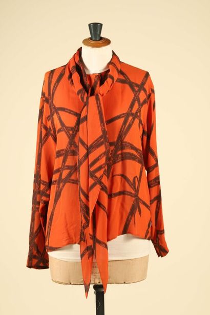 HERMÈS.
Blouse and matching detachable lavallière,...