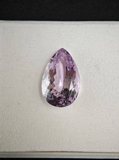 * Kunzite sur papier de forme poire, pesant...