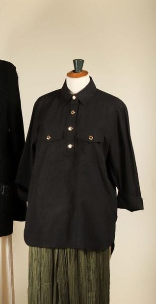 LOUIS VUITTON.
Loose-fitting black shirt...