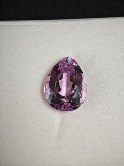 * Kunzite sur papier de forme poire, pesant...