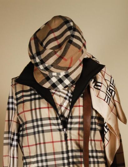 BURBERRY'S.
Lot including:
- Woolen gavroche...