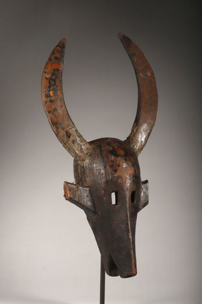 Buffalo mask with long horns. Old polychromy...