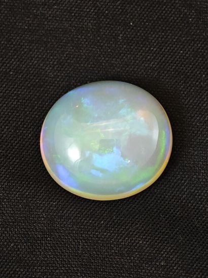 * Important cabochon d'opale stabilisée sur...