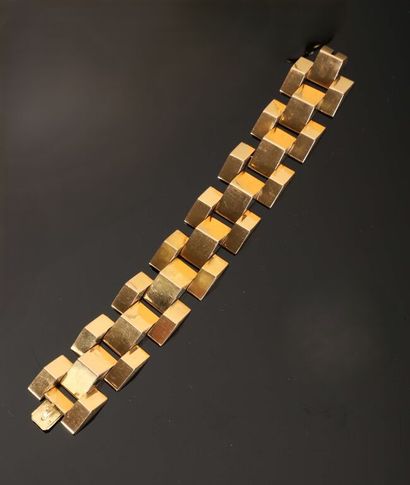 Tank bracelet in yellow gold 750‰.
Work of...