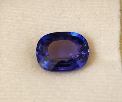 * Tanzanite sur papier de couleur intense,...