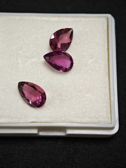 * Lot de trois grenats rhodolites sur papier...