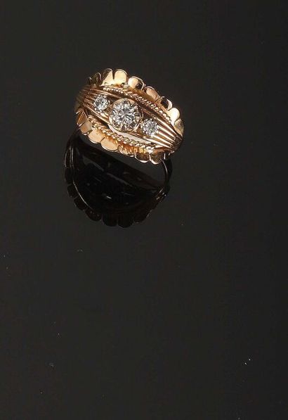 Bague en or jaune 750‰ à corps plat finissant...