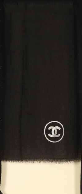 CHANEL.
Étole en soie mélangée, sigle rebrodé...