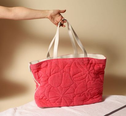 CHANEL.
Sac de plage en éponge rose surpiquée...