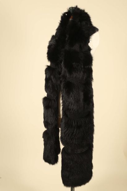 SONIA RYKIEL.
Longue étole noire en renard...