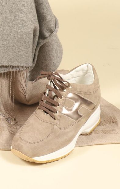 HOGAN.
Paire de sneakers à lacets kaki, en...