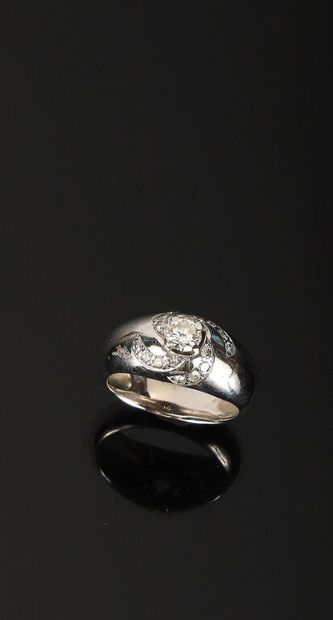 White gold 750‰ band ring adorned with a...
