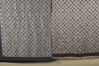 LOUIS VUITTON.
Lot de deux étoles unisexes...