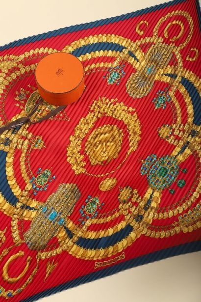 HERMÈS.
Foulard Kosmina, carré en soie plissée...