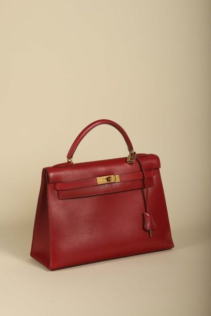 HERMÈS. 
Sac à main Kelly 33 cm en box cuir...