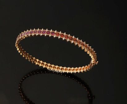 * ALEXANDRA ROSIER. 
Bracelet rigide ouvrant...