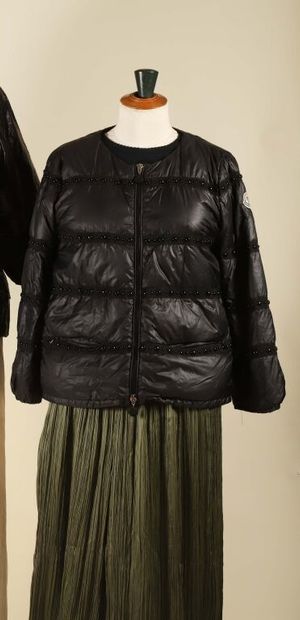 MONCLER.
Veste doudoune noire sans col, fermeture...