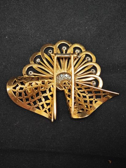 Broche en or jaune 750‰ et platine 950‰ présentant...