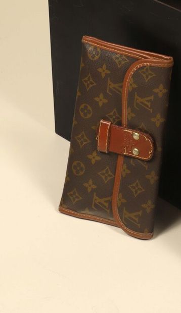LOUIS VUITTON.
Grand porte-monnaie/porte-documents...