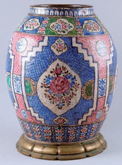 VASE EN CÉRAMIQUE À DÉCOR DE CARTOUCHES FLORAUX,...