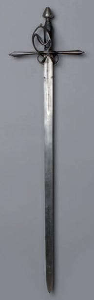 RARE ÉPÉE. Pommeau court en forme de goutte,...