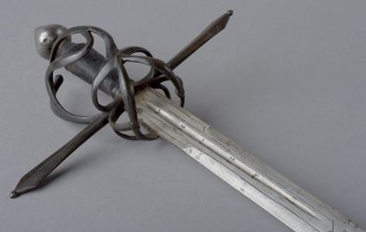RARE ÉPÉE. Pommeau court en forme de goutte,...