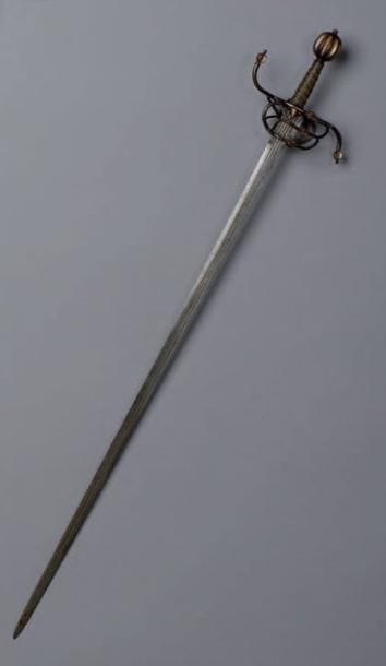 BELLE ÉPÉE OUVRAGÉE. Pommeau oblong à côtes...