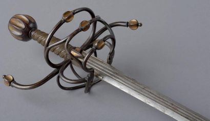 BELLE ÉPÉE OUVRAGÉE. Pommeau oblong à côtes...