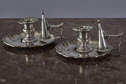 * Paire de bougeoirs à mains en argent (925/1000e)...