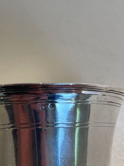 Timbale sur piédouche en argent 950‰ à décor...