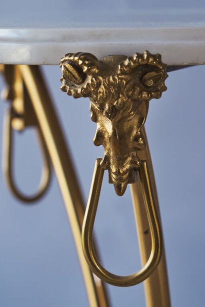 * Dans le goût de MAISON JANSEN.
Paire de...