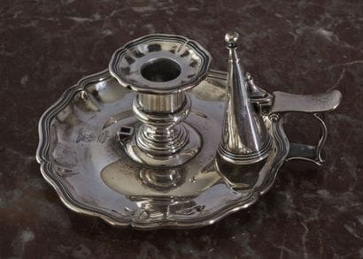 * Paire de bougeoirs à mains en argent (925/1000e)...