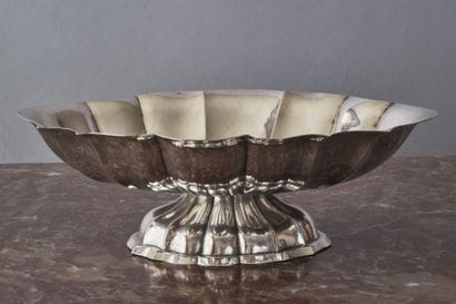 * Coupe sur piédouche en argent (800/1000e)...