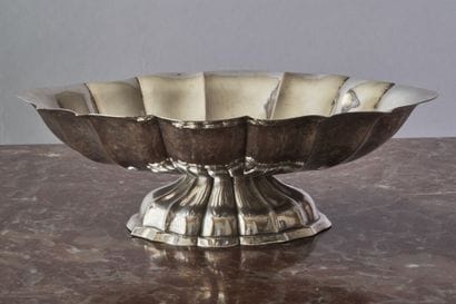 * Coupe sur piédouche en argent (800/1000e)...