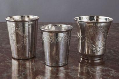 * Lot de trois timbales en argent (950/1000e)...