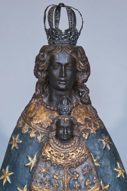 Vierge noire au manteau en bois sculpté en...