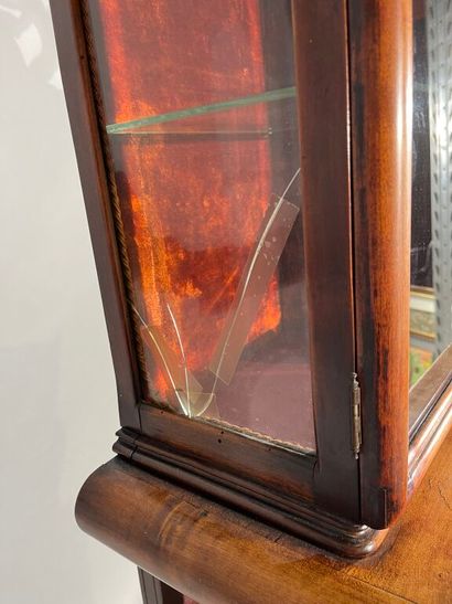 Dans le goût de VIARDOT. 
Meuble-étagère...