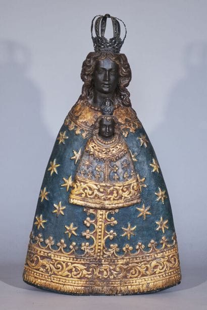 Vierge noire au manteau en bois sculpté en...